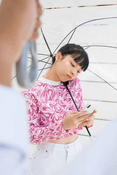 Joven Mujer Asiática Camisa Rosa Sosteniendo Paraguas Transparente Hablando Por — Foto de Stock