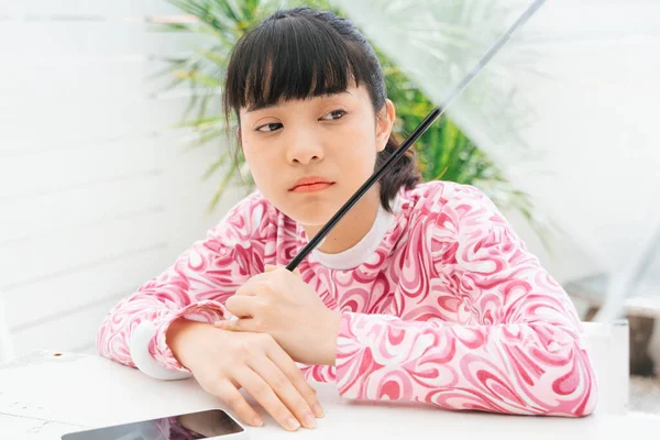 Infeliz Jovem Asiático Mulher Rosa Camisa Segurando Transparente Guarda Chuva — Fotografia de Stock