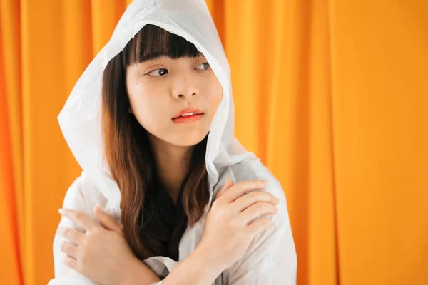 Close Retrato Jovem Asiático Mulher Vestindo Capa Chuva Branca Fundo — Fotografia de Stock