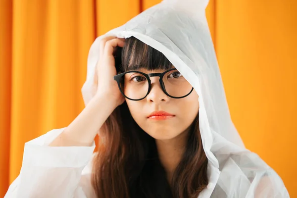 비옷을 주황색 안경을 아시아 여성의 초상화 — 스톡 사진