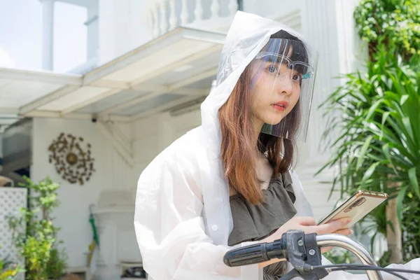 Joven Mujer Asiática Vistiendo Impermeable Blanco Escudo Facial Usando Smartphone — Foto de Stock