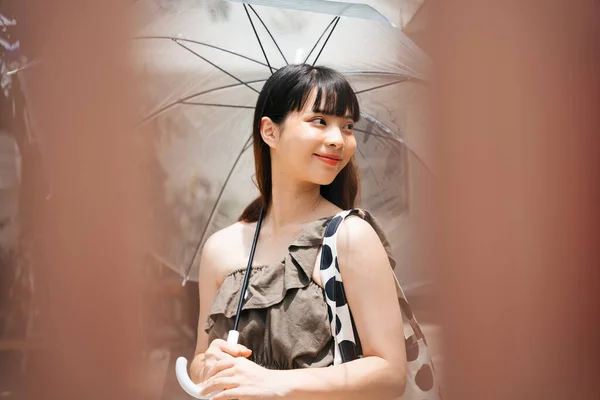 Jovem Mulher Asiática Viajante Segurando Guarda Chuva Transparente Andando Cidade — Fotografia de Stock