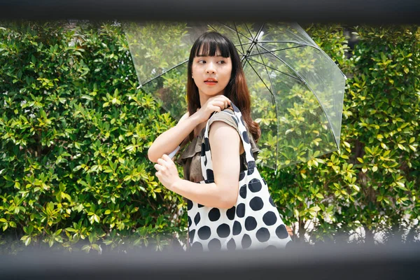 Joven Mujer Asiática Viajero Holding Transparente Paraguas Verde Natural Fondo — Foto de Stock