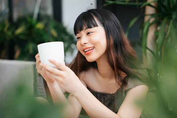 Alegre Jovem Asiático Mulher Desfrutar Café Quente Café Livre — Fotografia de Stock