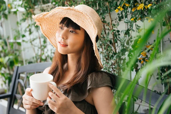 Ung Asiatisk Kvinna Resenär Bär Halm Hatt Njuta Att Dricka — Stockfoto