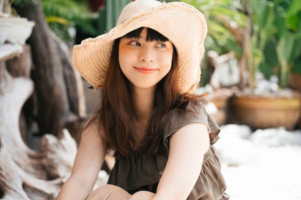 Portrait Young Asian Woman Traveler Wearing Hat Sitting Yard — Stock Photo, Image