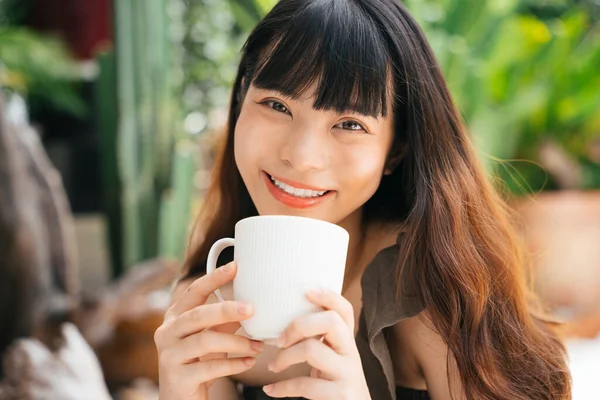 Glada Unga Asiatiska Kvinna Som Håller Kopp Kaffe Gården — Stockfoto