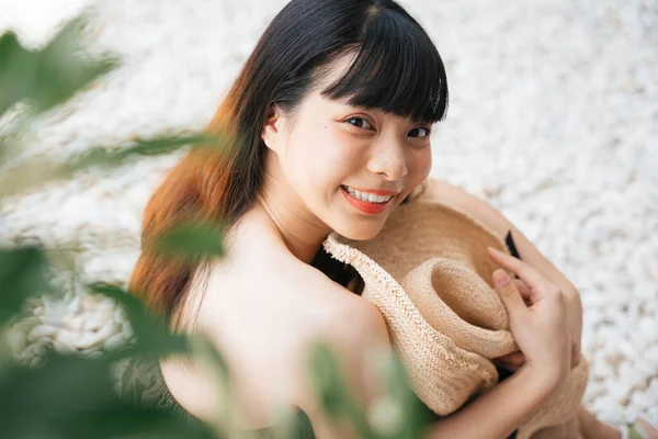 Moda Portret Młodej Azjatyckiej Kobiety Podróżnik Trzyma Kapelusz Koncepcja Wakacji — Zdjęcie stockowe