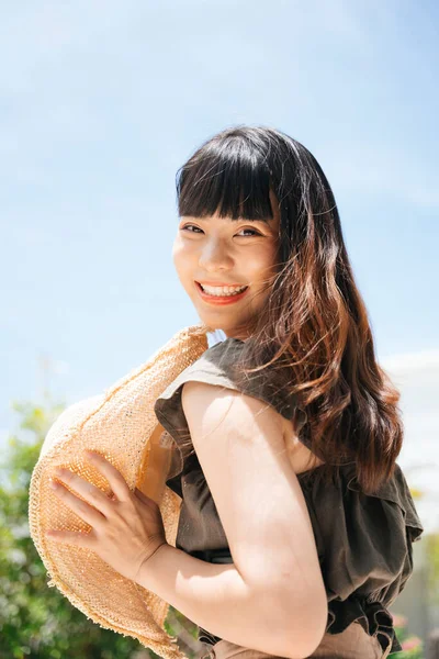 Vista Laterale Allegro Giovane Donna Asiatica Che Tiene Cappello All — Foto Stock