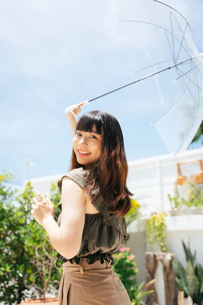 Alegre Jovem Ásia Mulher Segurando Transparente Guarda Chuva Sobre Cabeça — Fotografia de Stock