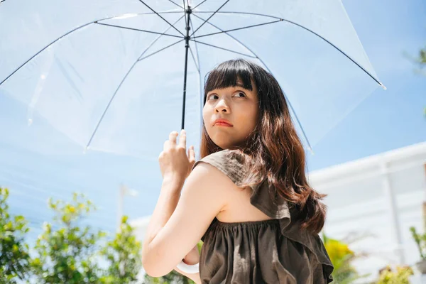 Jovem Mulher Asiática Viajante Segurando Guarda Chuva Transparente Medo Expressão — Fotografia de Stock