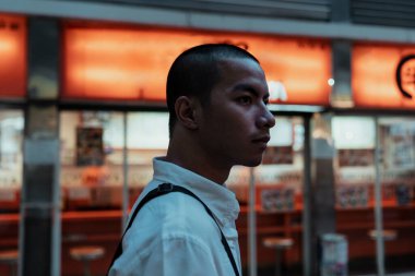 Dazlak adam akşamları Japon restoranının önünden geçiyor..