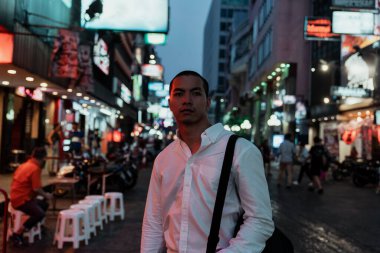 Şehir arasında Japon bir asinin önünde duran bir adam..