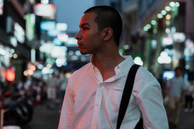 Gökyüzü trenine binmek için şehir hayatından geçen bir adam..