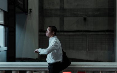 Taylandlı saati kontrol etmek için saatine bakıyor..