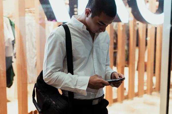 Skinhead Mann Weißen Hemd Benutzt Sein Smartphone Während Einer Stadt — Stockfoto