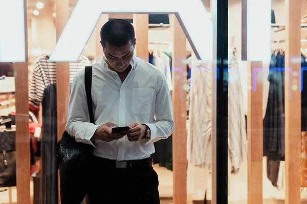 Skinhead Mann Weißen Hemd Mit Seinem Smartphone Vor Dem Geschäft — Stockfoto