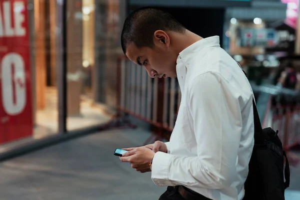 Skinhead Mann Weißen Hemd Achtet Auf Smartphone Und Soziale Medien — Stockfoto