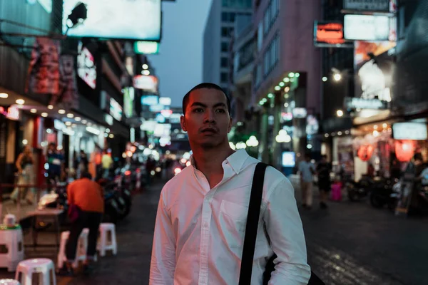 Homme Debout Devant Japonais Restuarant Parmi Ville — Photo