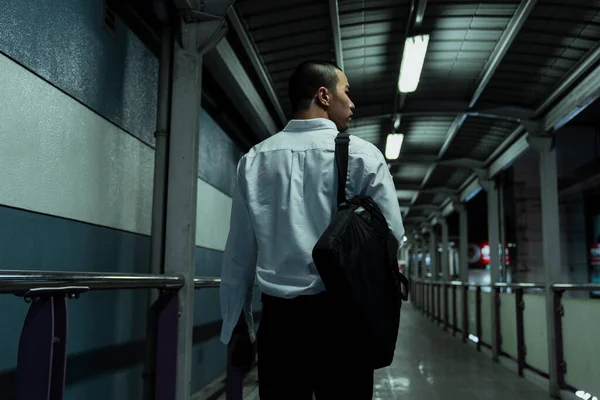 Skinhead Man Vit Skjorta Promenader Skywalk Till Skytrain Station — Stockfoto