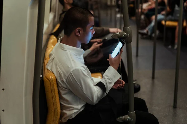 Pria Thailand Duduk Skytrain Setelah Menyelesaikan Pekerjaannya Untuk Pulang — Stok Foto