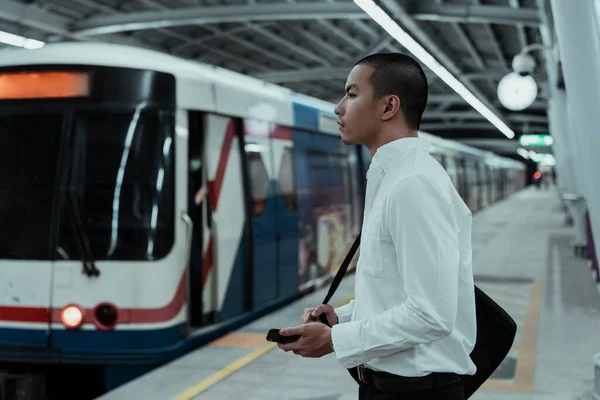 Hombre Tailandés Esperando Skytrain Después Terminar Trabajo Para Casa — Foto de Stock