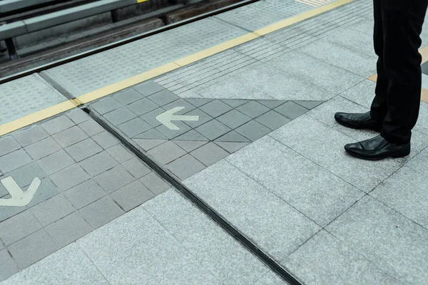 Vystřižený Obraz Mužských Nohou Zatímco Stojí Nádraží Čeká Skytrain Nápisem — Stock fotografie