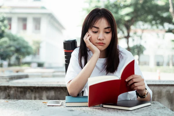 Aranyos Lány Fehér Pólóban Unatkozik Miközben Sok Könyvet Olvas Vizsga — Stock Fotó
