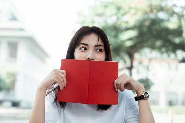 Roztomilá Dívka Bílém Tričku Zakrýt Její Tvář Červeným Notebookem — Stock fotografie