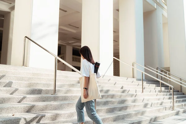 Linda Chica Camiseta Blanca Caminando Por Escalera Del Edificio Whte — Foto de Stock