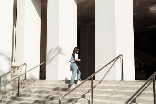 Linda Chica Camiseta Blanca Caminando Edificio Blanco Rumbo Biblioteca — Foto de Stock