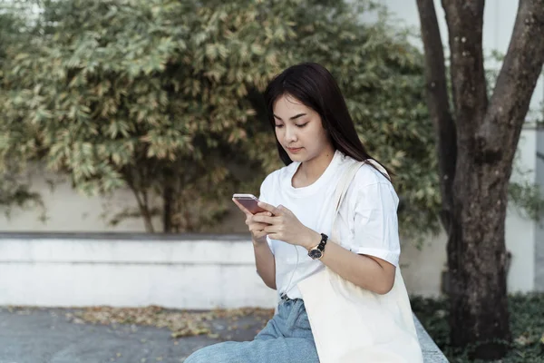 College Girl Playing Her Smartphone Walking University — Stock Photo, Image