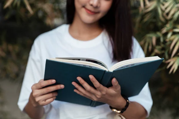 Egy Könyv Egy Főiskolás Lány Kezében Aki Ezt Könyvet Olvassa — Stock Fotó