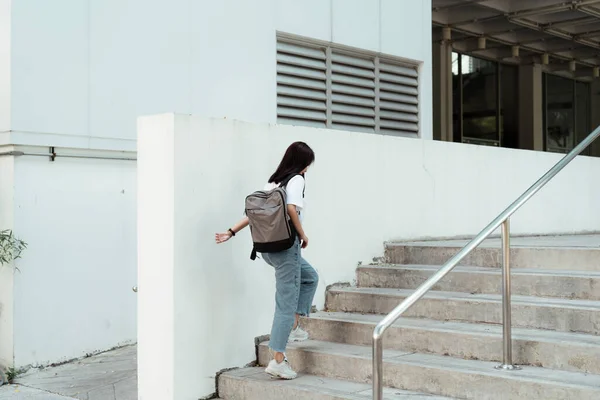 Linda Chica Camiseta Blanca Caminando Por Escalera Con Mochila Gris — Foto de Stock