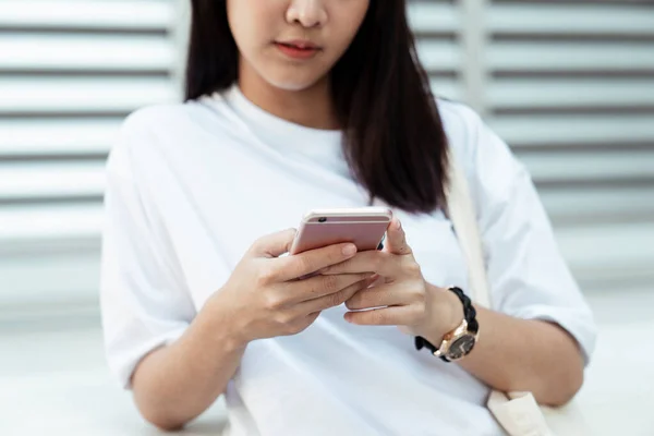 Cropped Image Pink Smartphone Girl Hands While Using White Wall — Stock Photo, Image