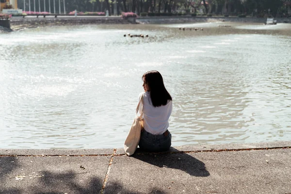 Menina Bonito Shirt Branca Sentado Chão Paralelepípedos Lagoa Com Fonte — Fotografia de Stock