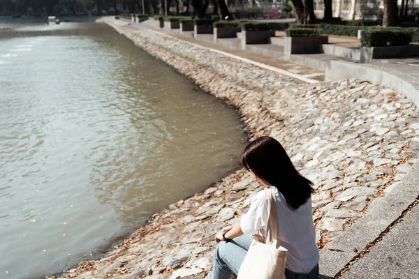 Menina Bonito Shirt Branca Luz Sol Lagoa Quintal — Fotografia de Stock