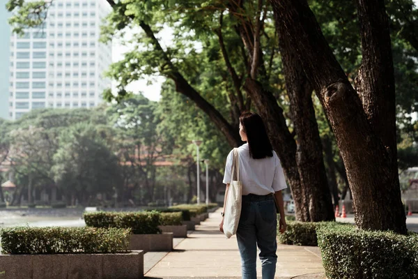 Menina Bonito Shirt Branca Andando Caminho Com Árvore Arbusto Luz — Fotografia de Stock