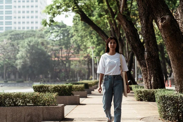 Menina Bonito Shirt Branca Andando Caminho Com Árvore Arbusto Luz — Fotografia de Stock