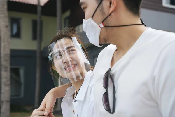 Asian Couple Traveler Wearing Face Shield Mask Walking Resort Hotel — Stock Photo, Image