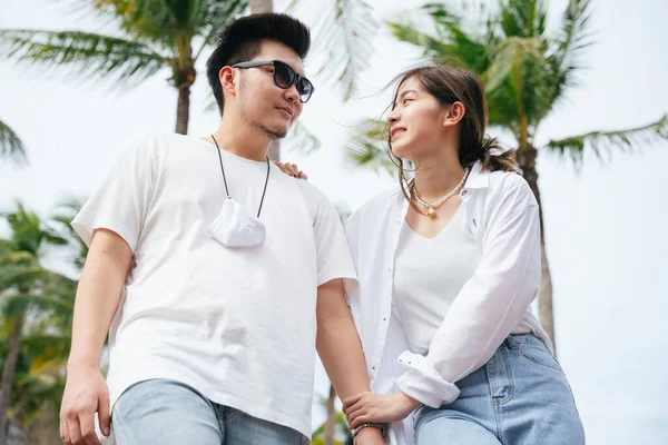 Azji Para Podróżnik Białej Koszuli Trzymając Się Rękę Chodzenie Plaży — Zdjęcie stockowe