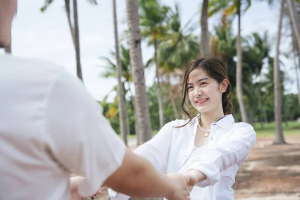 Hermosa Mujer Asiática Sosteniendo Novio Manos Danza Playa Verano — Foto de Stock