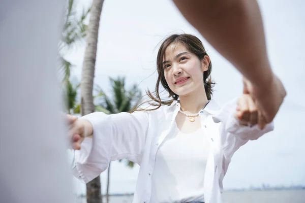 Hermosa Mujer Asiática Sosteniendo Novio Manos Danza Playa Verano — Foto de Stock