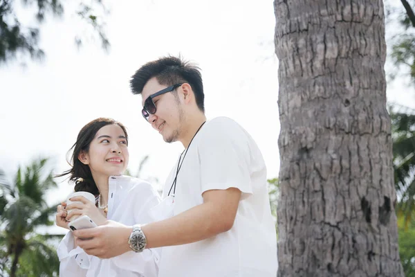 Azji Para Podróżnik Trzymając Ramię Stojąc Plaży Pobliżu Drzewa Kokosowego — Zdjęcie stockowe