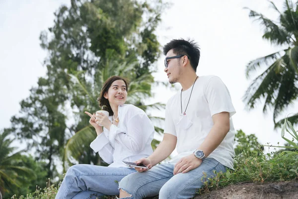 Romantisches Asiatisches Paar Sitzt Zusammen Strand — Stockfoto