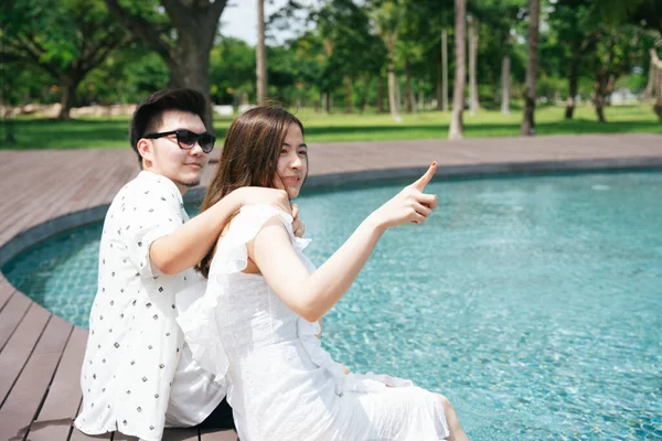 Asiatisches Paar Das Zusammen Rande Eines Swimmingpools Sitzt Frau Zeigt — Stockfoto