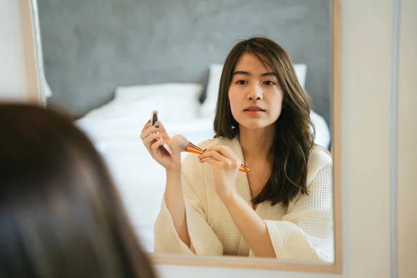 Hermosa Mujer Asiática Cepillándose Las Mejillas Con Polvo Cosmético Dormitorio —  Fotos de Stock