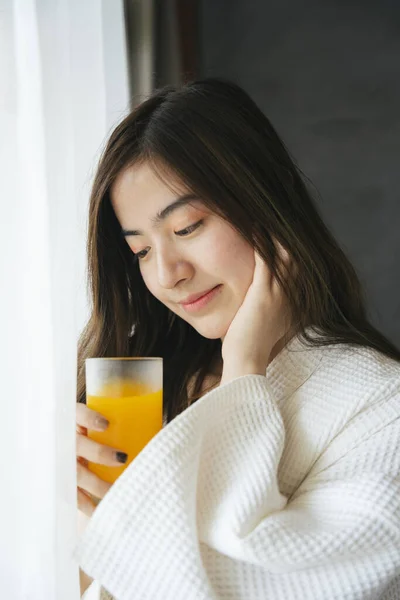 Wanita Asia Cantik Minum Jus Jeruk Segar Yang Sehat — Stok Foto