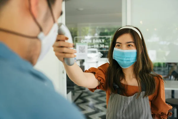 Asian Waitress Scanning Customer Thermometer Allow Him Get Restaurant — Stock Photo, Image