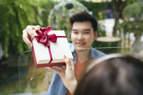 Ázsiai Férfi Ajándékdobozzal Lepi Meg Barátnőjét Szabadban Ajándékot Korláton Keresztül — Stock Fotó